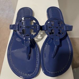 TORY BURCH patent leather miller sandal 8m.